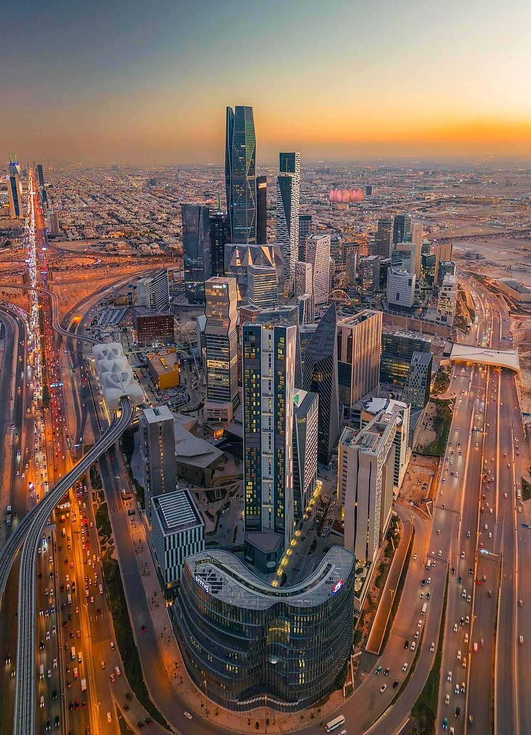 التشغيل والاستراتيجية للأعمال